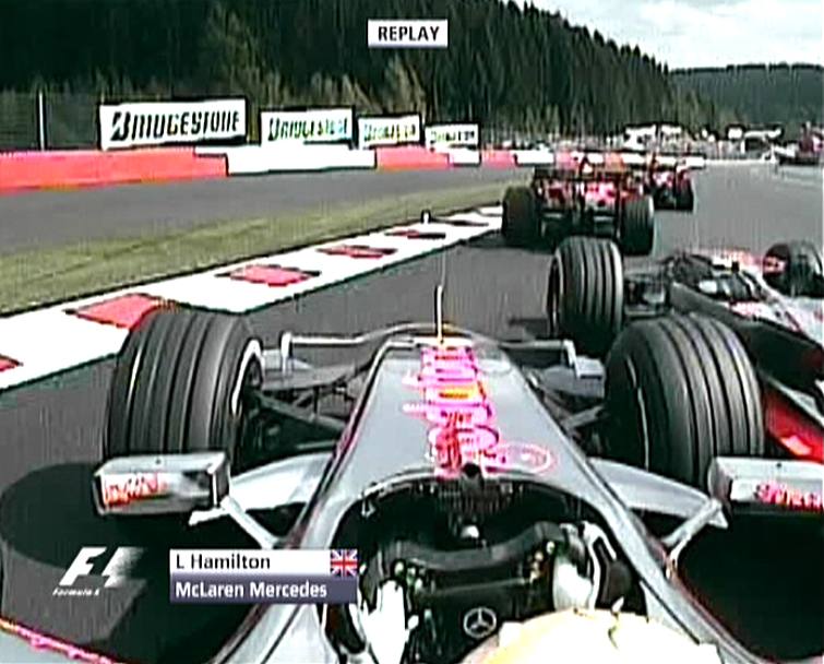 2007, contatto ravvicinato fra Alonso e Hamilton a Spa, dopo la Source. Sky